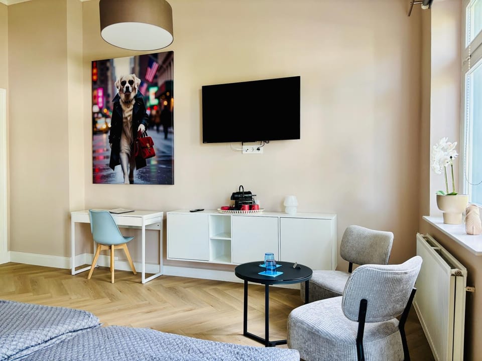 TV and multimedia, Coffee/tea facilities, Photo of the whole room, Seating area