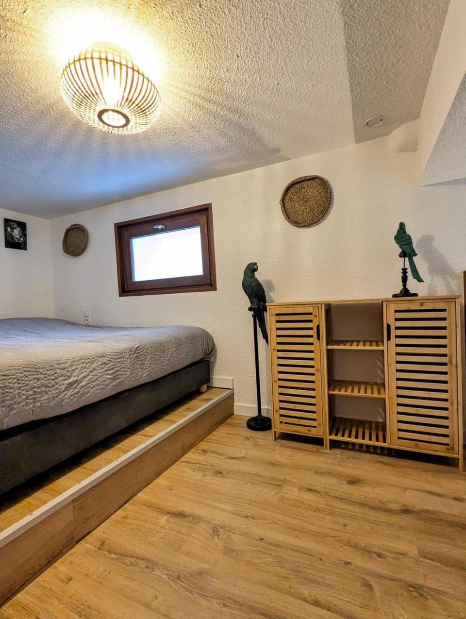 Bed, Photo of the whole room