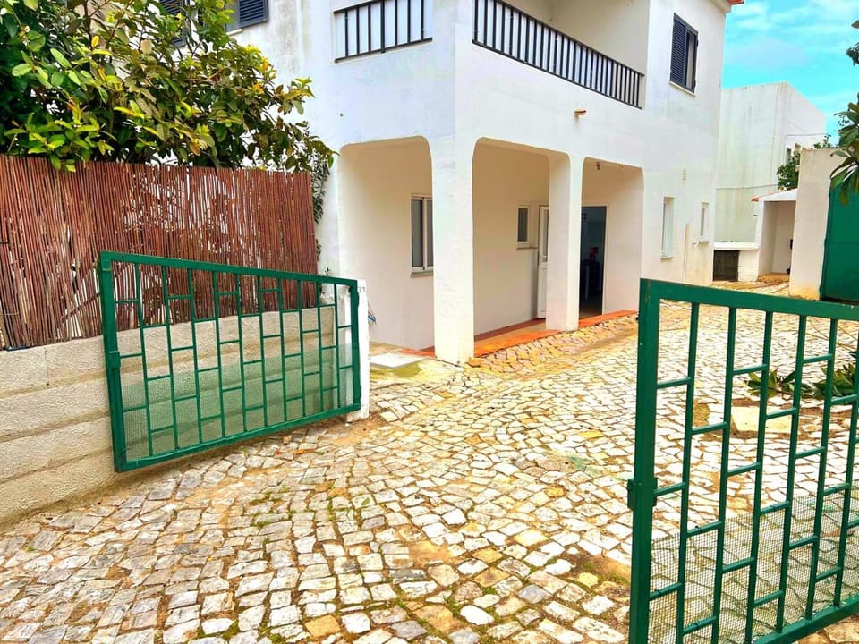 Property building, Facade/entrance, Parking