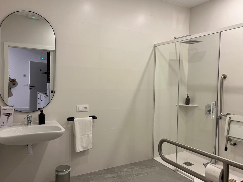Shower, Toilet, Bathroom, towels