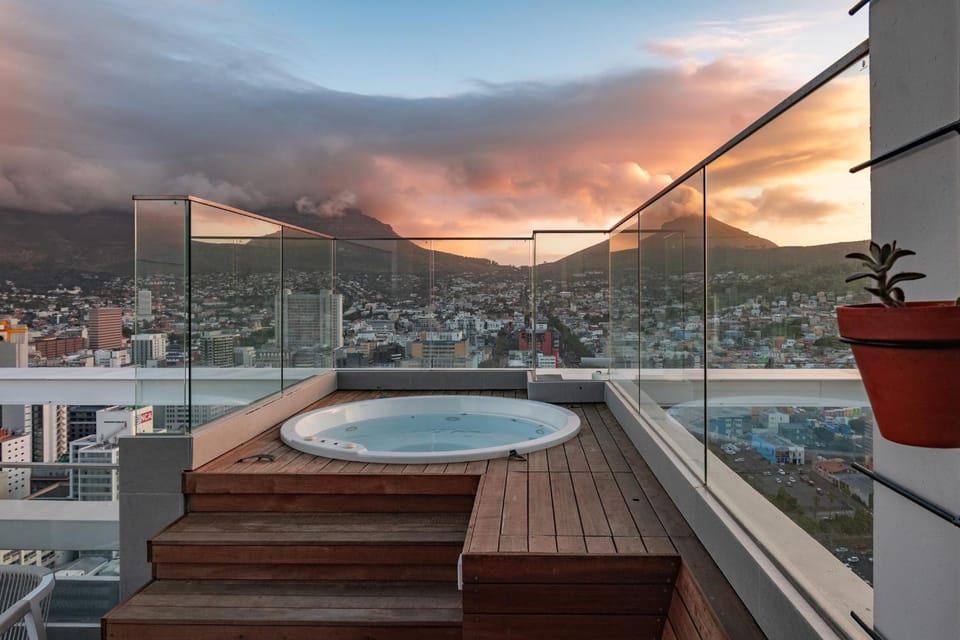 Highest Penthouse in City - Pool and Panoramic Views Apartment in Cape Town
