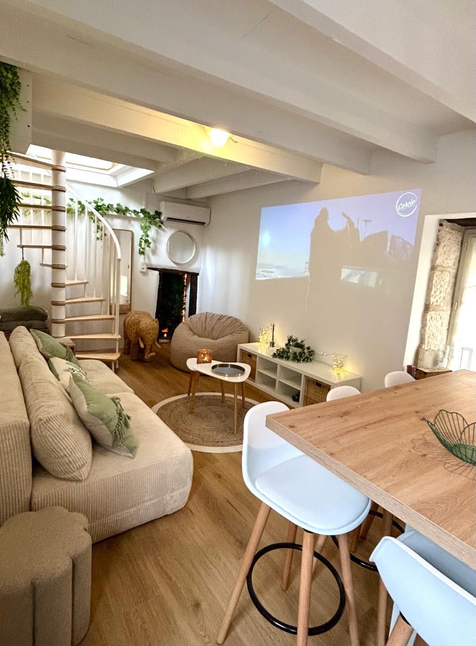 Communal lounge/ TV room, Lounge or bar, Seating area, Dining area