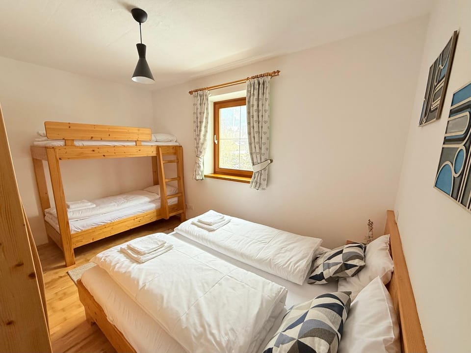 Bed, Bedroom, bunk bed, towels