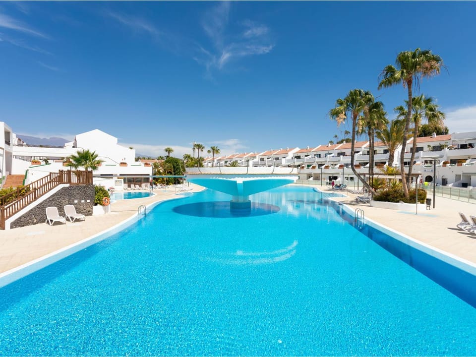 Property building, Swimming pool, Swimming pool, sunbed