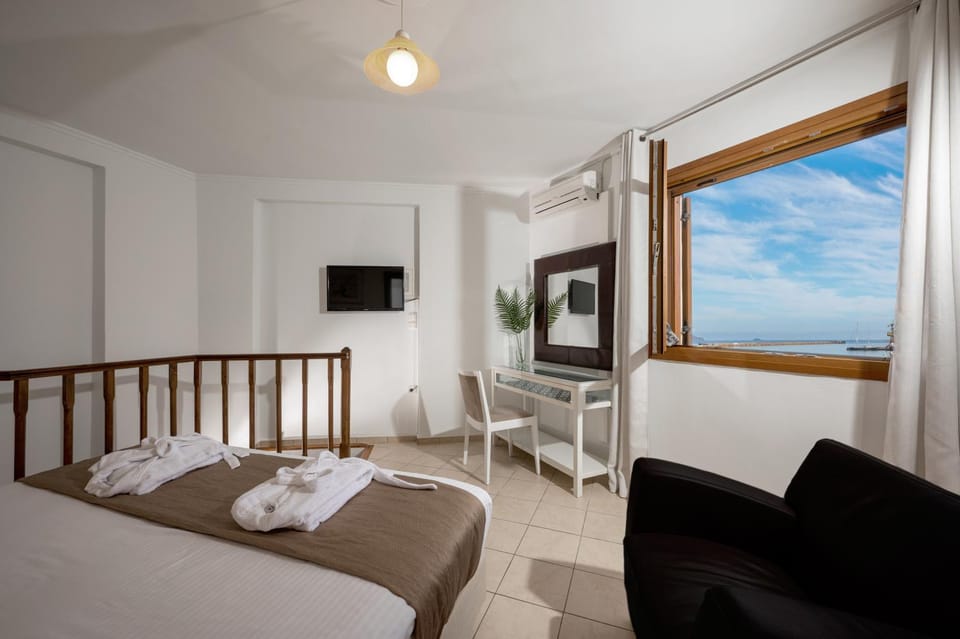 Bed, Natural landscape, TV and multimedia, Photo of the whole room, Evening entertainment, Bedroom, Sea view, towels