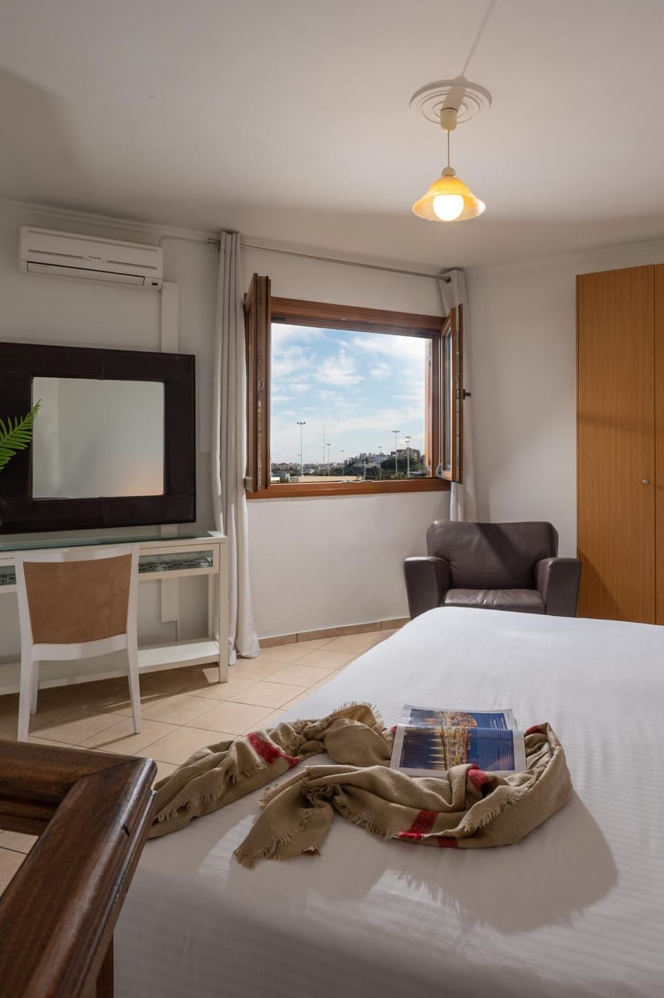 Bed, TV and multimedia, Photo of the whole room, Seating area, Bedroom, towels, air conditioner