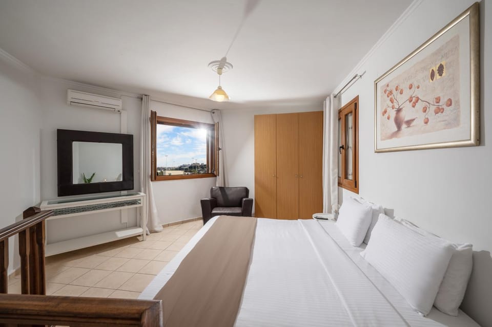 Bed, TV and multimedia, Photo of the whole room, Seating area, Bedroom, air conditioner