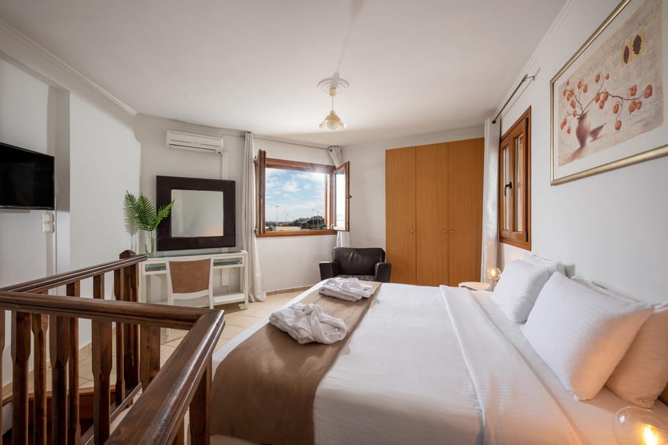Bed, TV and multimedia, Photo of the whole room, Seating area, Evening entertainment, Bedroom, wardrobe