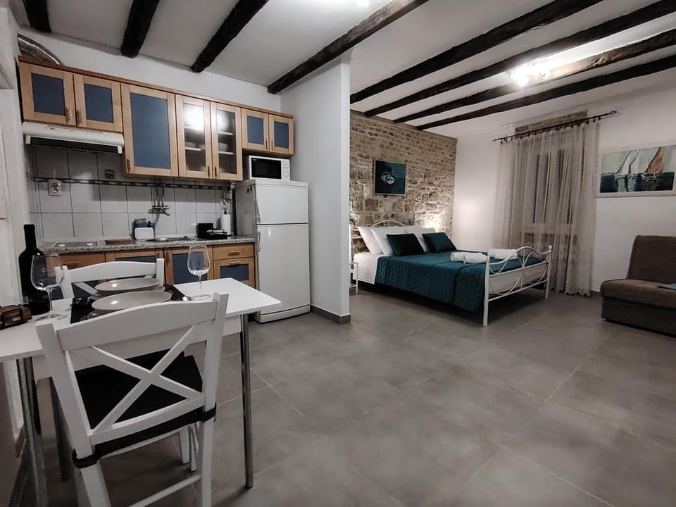 Bed, Kitchen or kitchenette, Seating area, Dining area, Bedroom