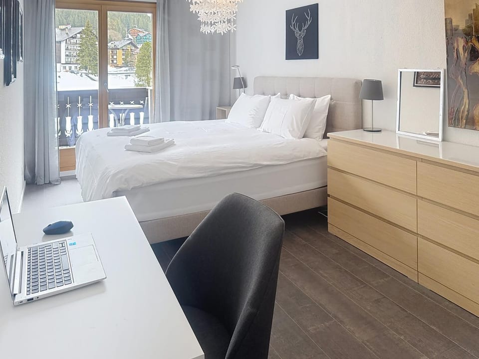 Bed, TV and multimedia, Photo of the whole room, Bedroom, hair dresser