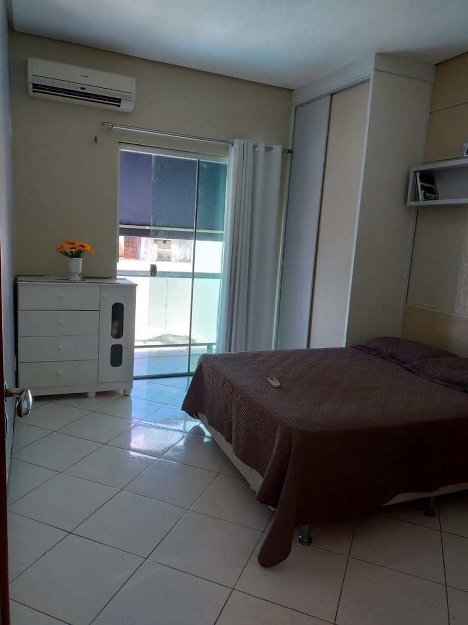 Bed, air conditioner