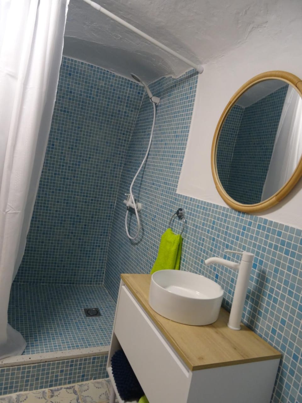 Shower, Toilet