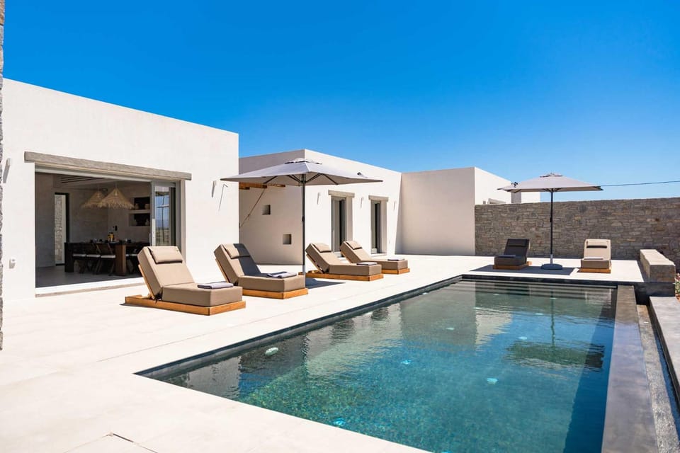 Property building, Swimming pool, sunbed