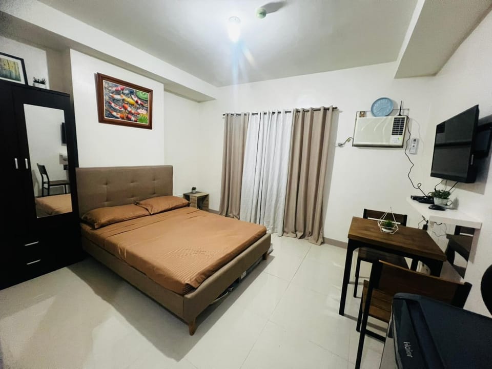 Communal lounge/ TV room, Bed, TV and multimedia, Living room, Photo of the whole room, Seating area, Evening entertainment, Bedroom, air conditioner