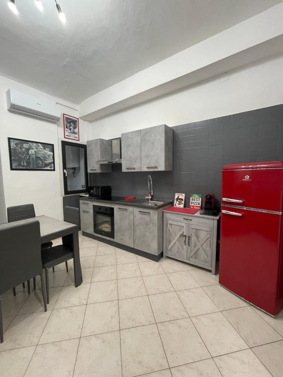 Kitchen or kitchenette, Dining area