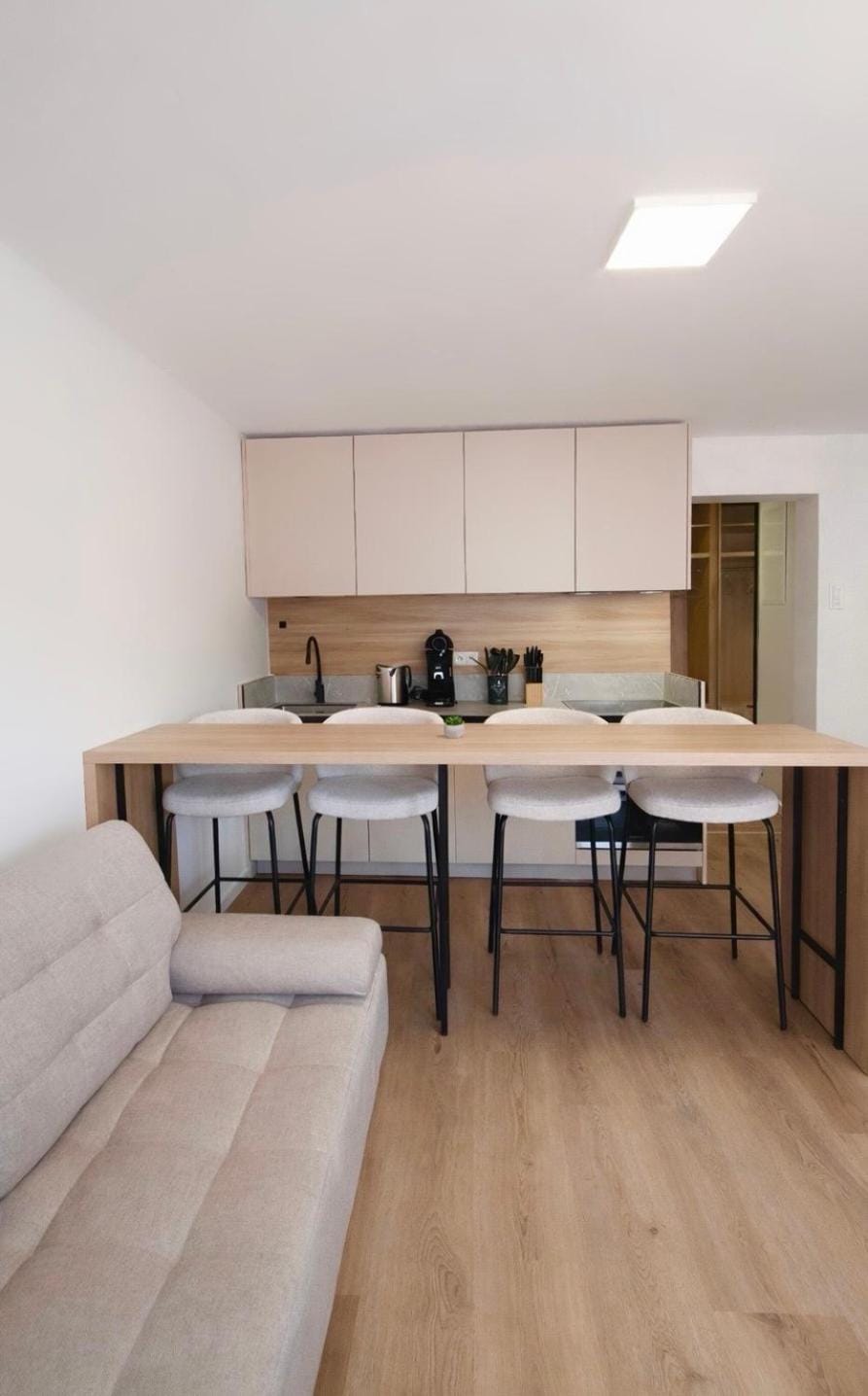 Kitchen or kitchenette, Living room, Seating area, Dining area
