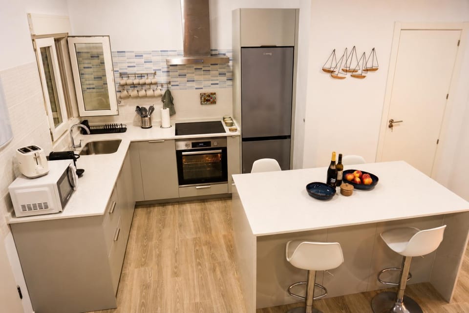 Coffee/tea facilities, Kitchen or kitchenette, dishwasher, oven, stove, toaster