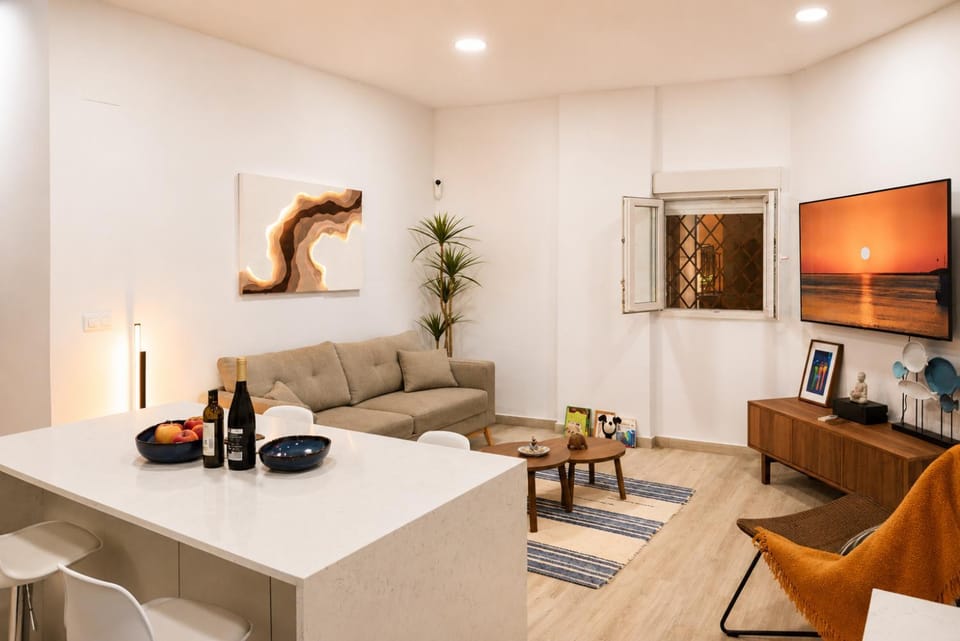 Living room, Seating area, Dining area, Alcoholic drinks