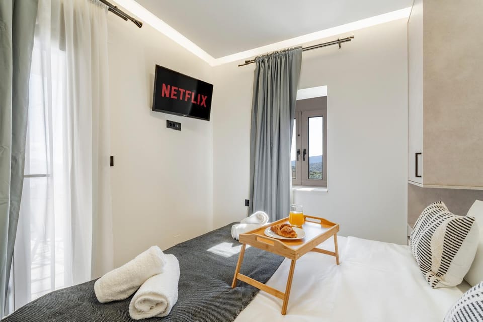 Bed, TV and multimedia, Photo of the whole room, Bedroom, towels