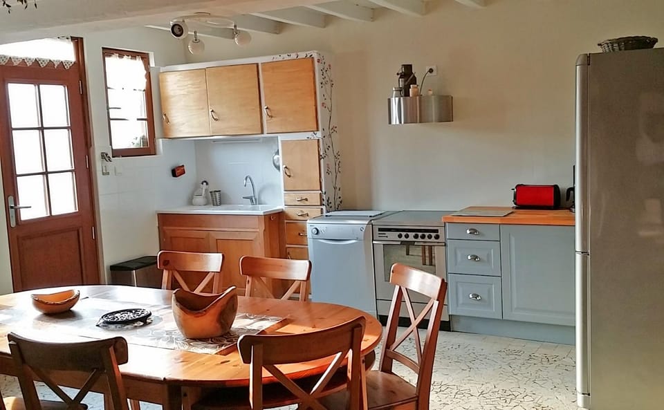 Kitchen or kitchenette, Dining area