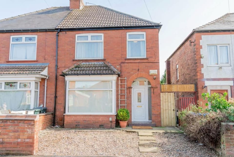Spacious 3 Bedroom Home with Garden in Doncaster House in Doncaster