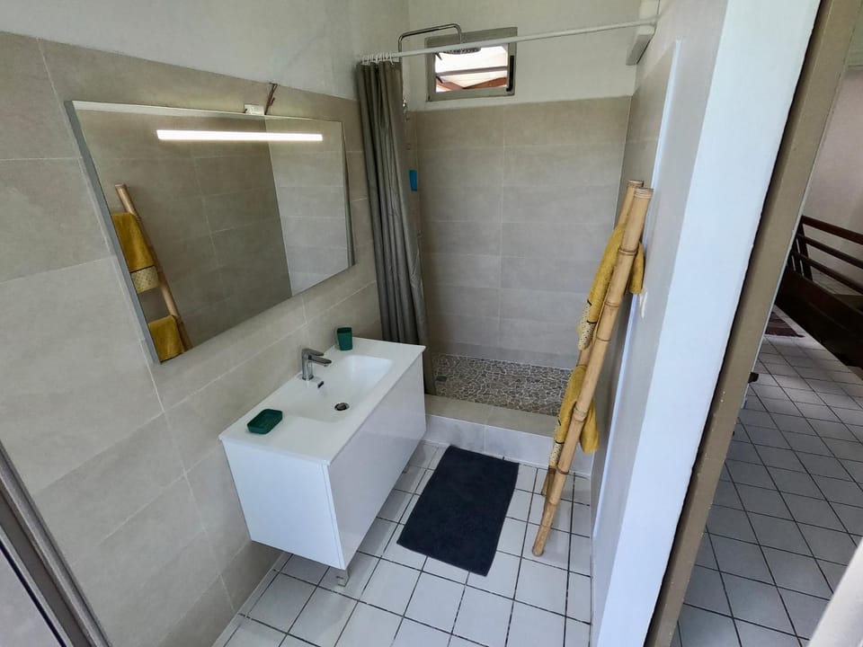 Bathroom, Sea view
