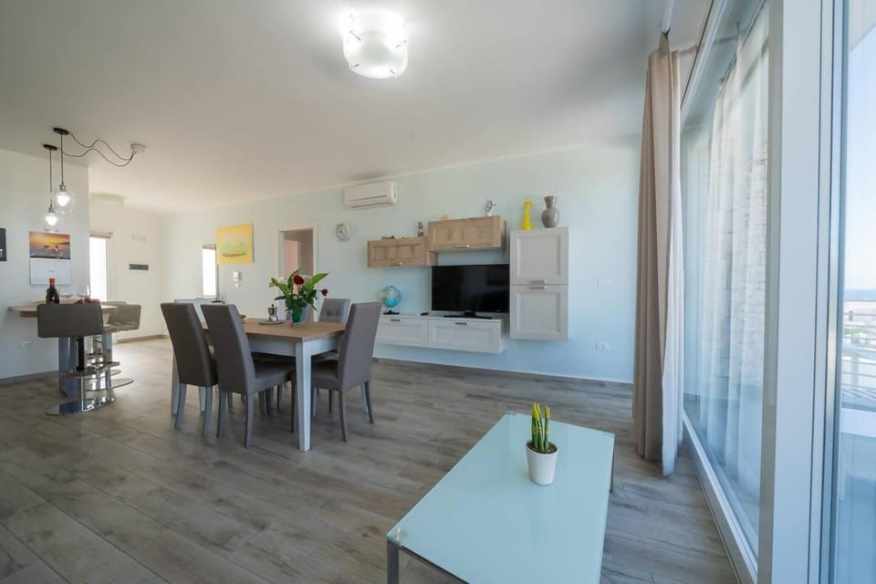Kitchen or kitchenette, Dining area, Dinner
