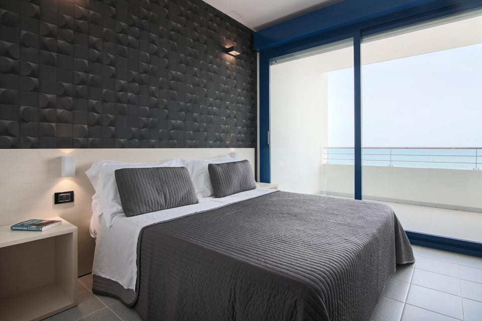 Photo of the whole room, Bedroom, Sea view