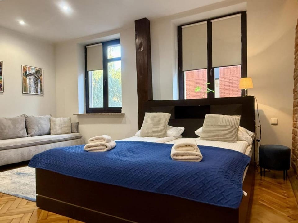 Bed, Living room, Photo of the whole room, Seating area, Bedroom, towels