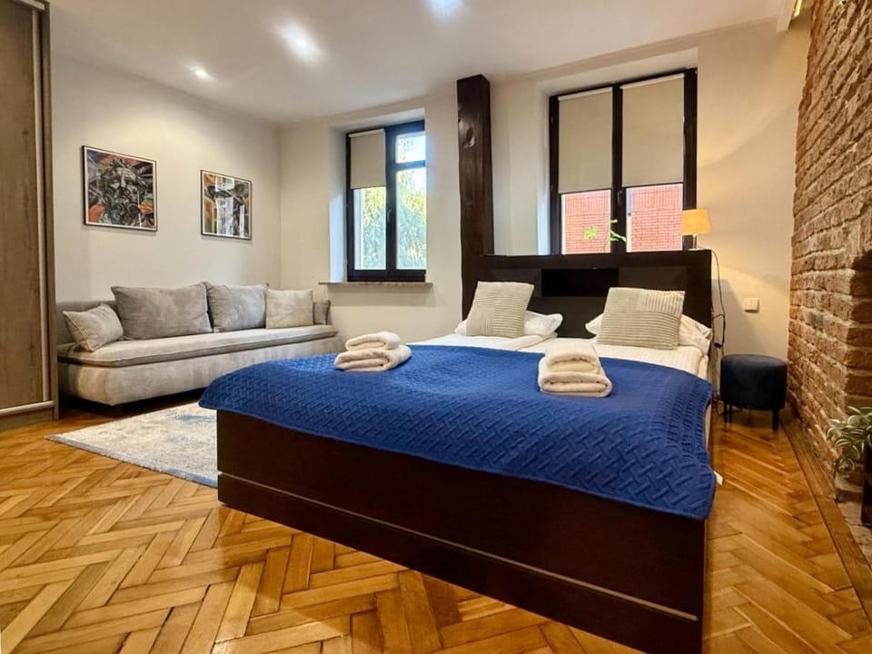 Bed, Living room, Photo of the whole room, Seating area, Bedroom