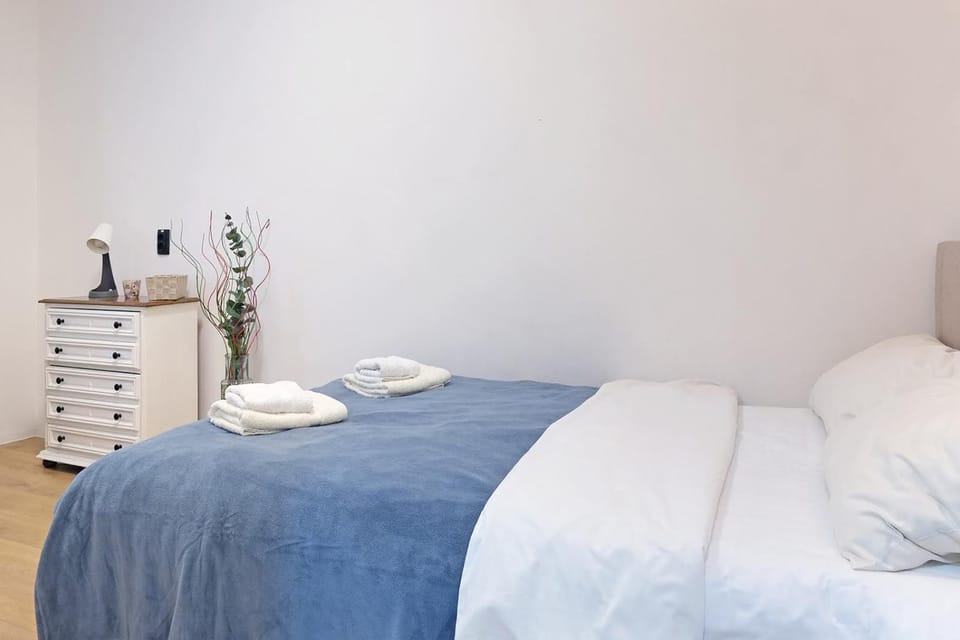Bed, Bedroom, towels