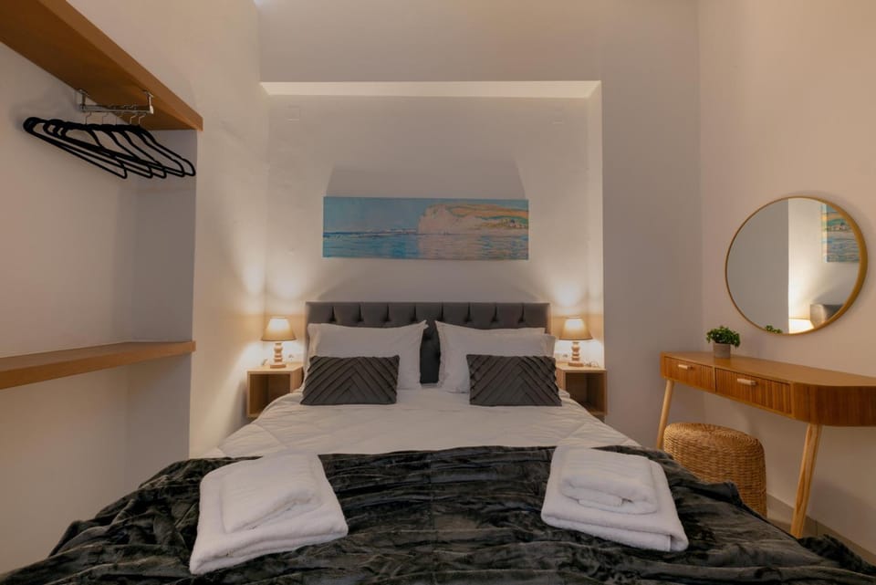 Bed, Photo of the whole room, Seating area, Bedroom