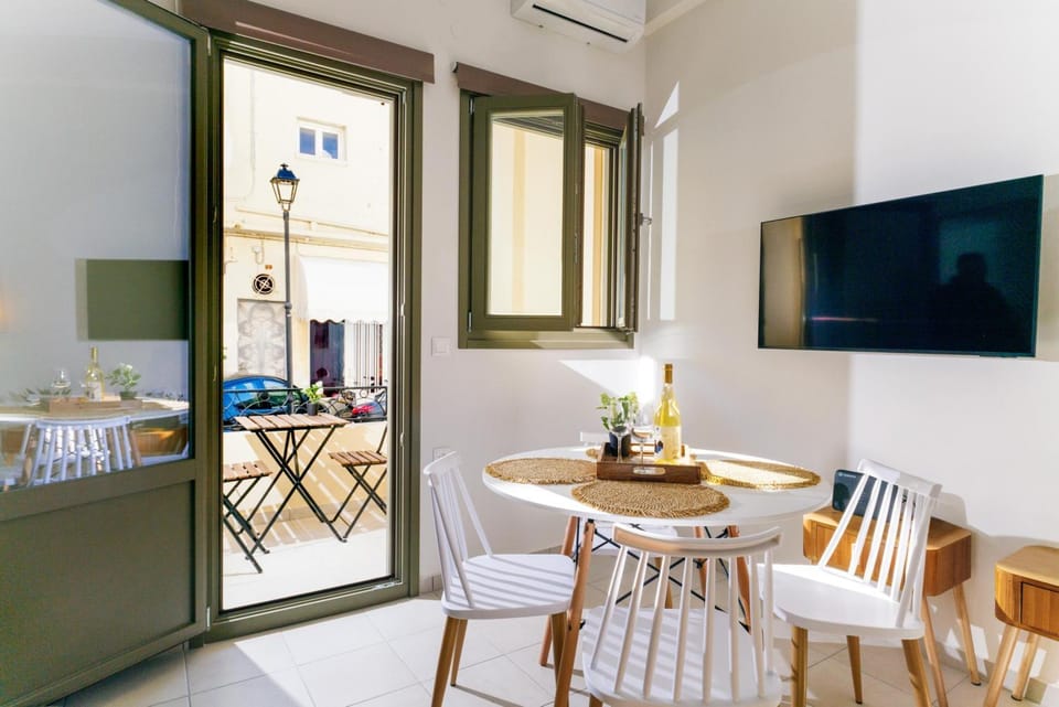 TV and multimedia, Balcony/Terrace, Seating area, Dining area, air conditioner