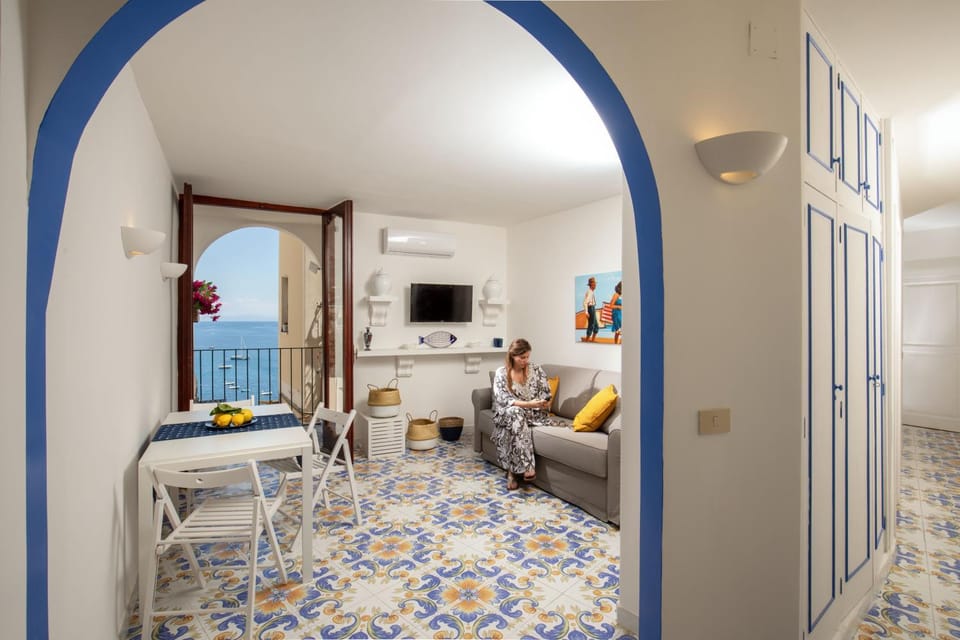 Photo of the whole room, Seating area