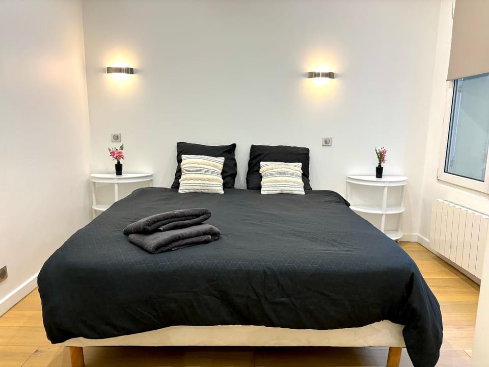 Bed, Photo of the whole room, Bedroom, towels