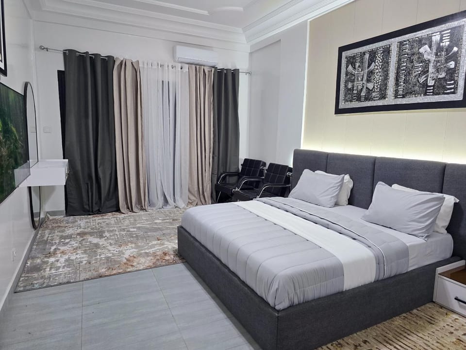 Bed, TV and multimedia, Photo of the whole room, Bedroom