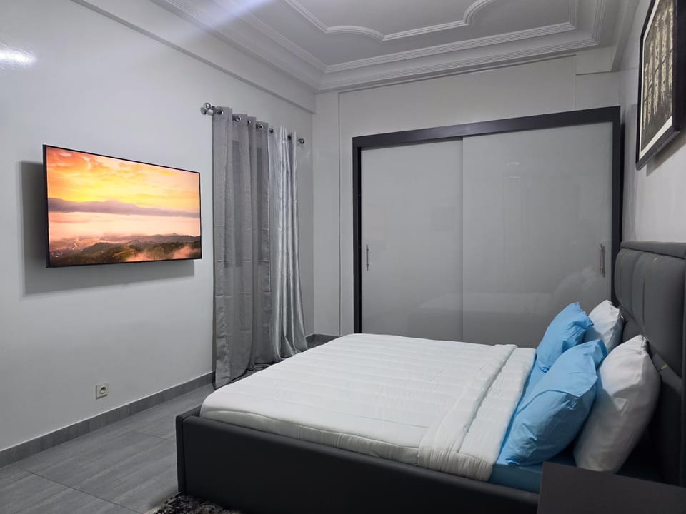Bed, TV and multimedia, Photo of the whole room, Bedroom, wardrobe