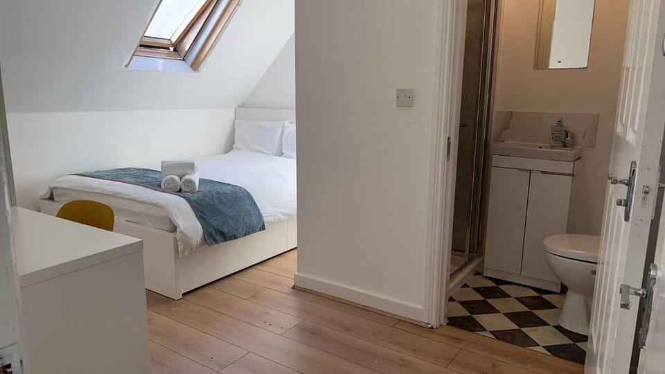 Bed, Photo of the whole room, Bedroom, towels