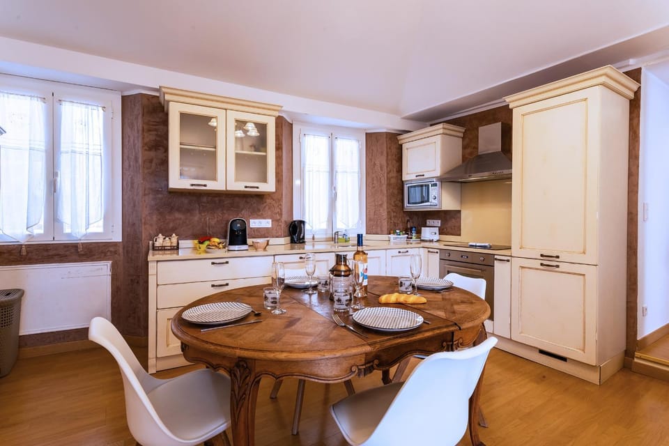 Coffee/tea facilities, Dining area, microwave, oven, stove, toaster, kitchen