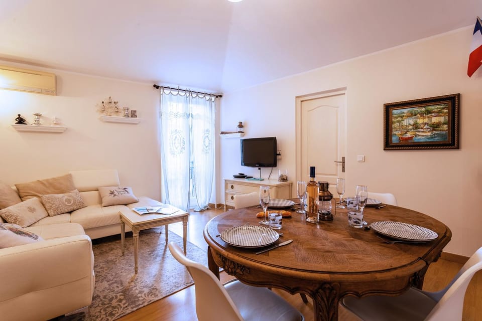 TV and multimedia, Living room, Dining area, air conditioner