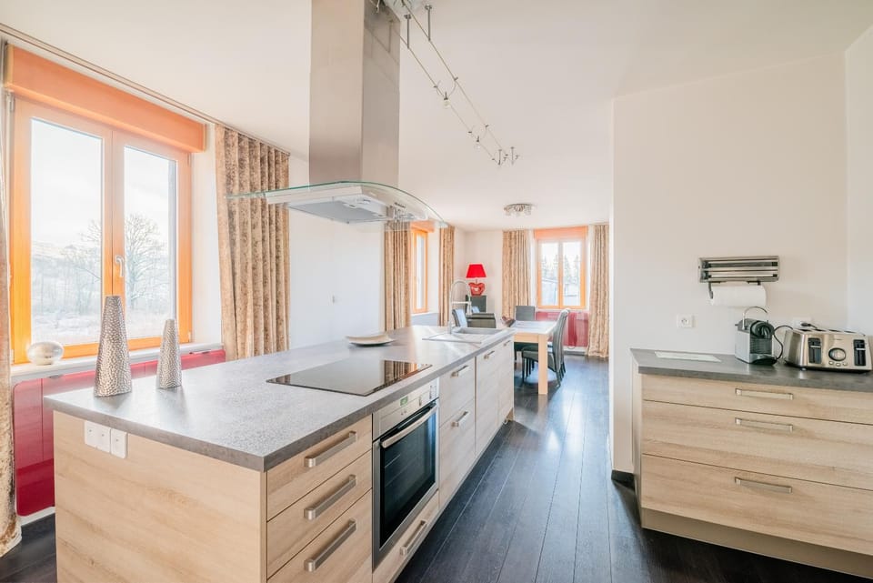 Coffee/tea facilities, Kitchen or kitchenette, dishwasher, oven, stove, kitchen