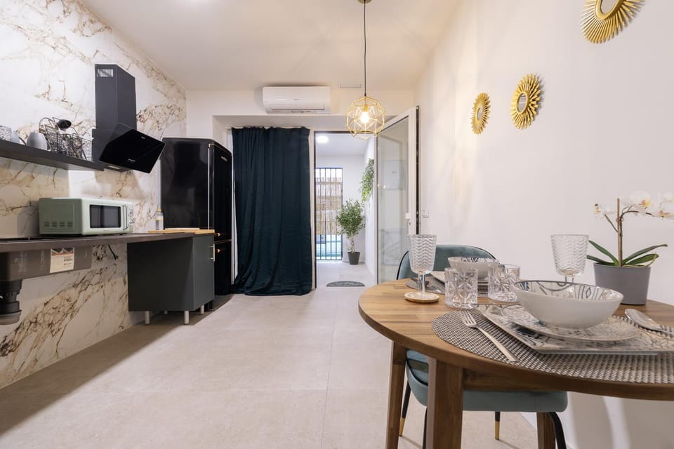 Kitchen or kitchenette, Dining area