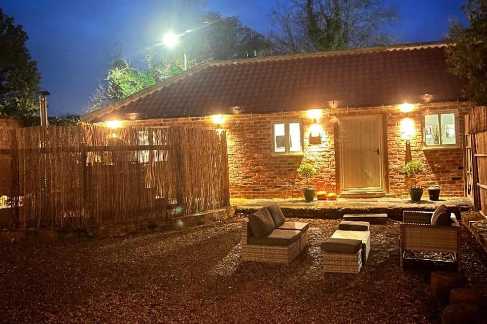 Torworth - 1 Bed Barn - Sleeps 3 - Hot Tub House in Bassetlaw District