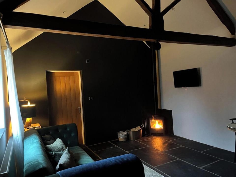 Torworth - 1 Bed Barn - Sleeps 3 - Hot Tub House in Bassetlaw District
