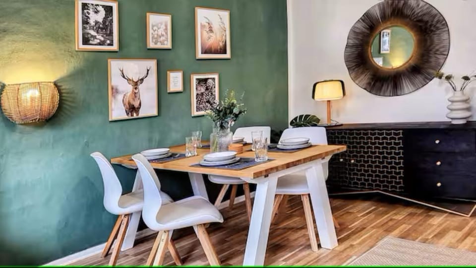 Food and drinks, Seating area, Dining area