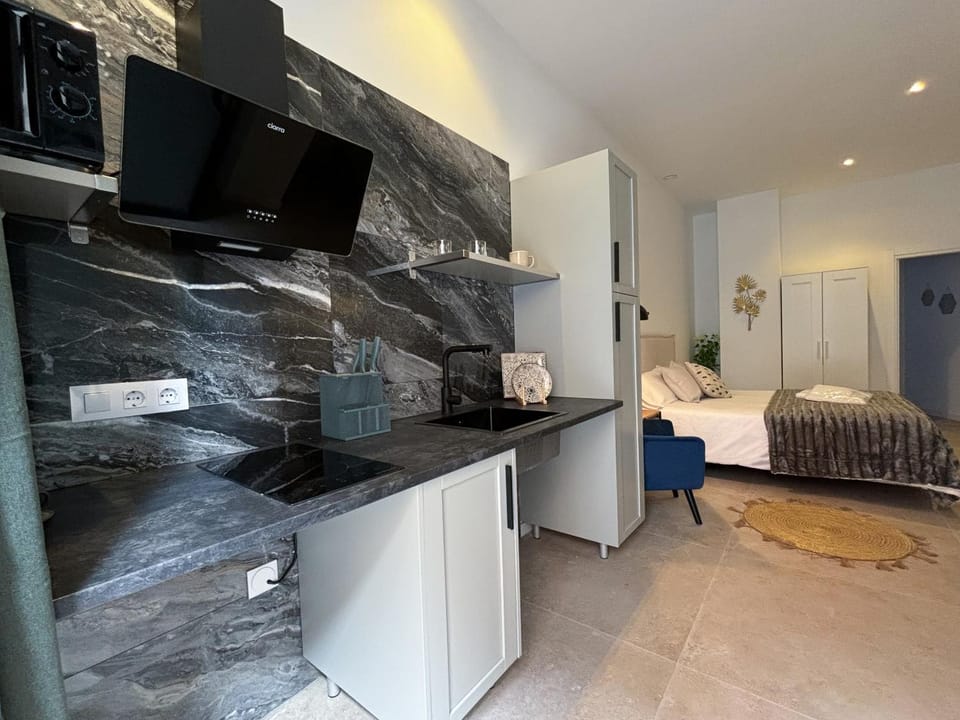 Bed, Kitchen or kitchenette