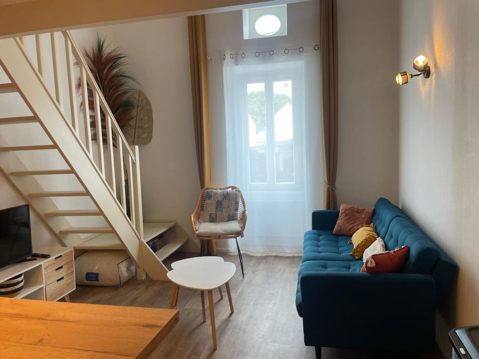 TV and multimedia, Living room, Seating area, internet