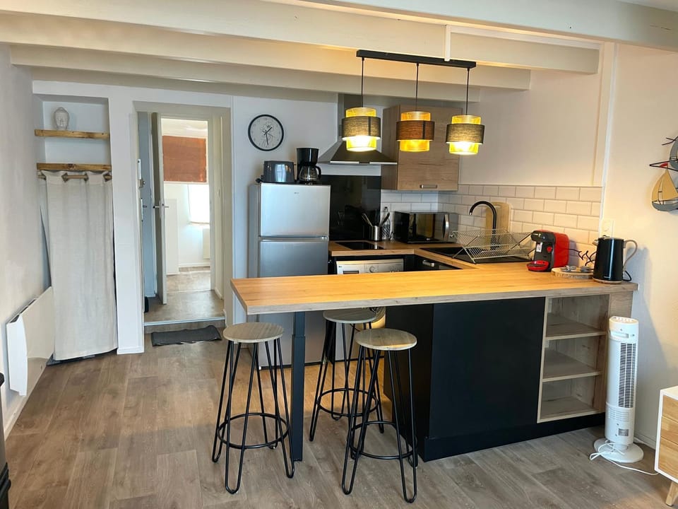 Coffee/tea facilities, dishwasher, microwave, stove, washing machine, kitchen