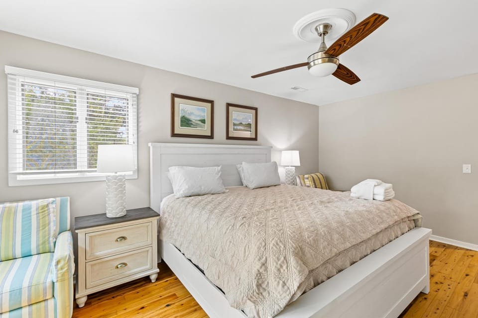 Photo of the whole room, Bedroom