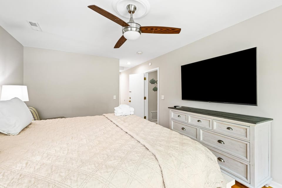 Communal lounge/ TV room, Bed, Bedroom